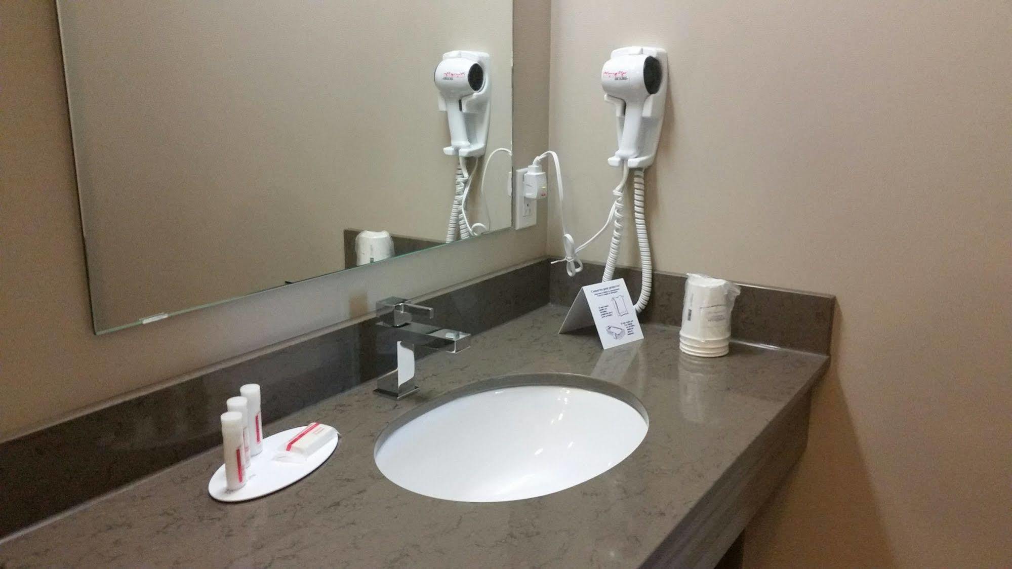 ซูเปอร์ 8 บาย วินด์แฮม เมาน์ ลอเรียร์ Hotel มองต์-ลอริเยร์ ภายนอก รูปภาพ